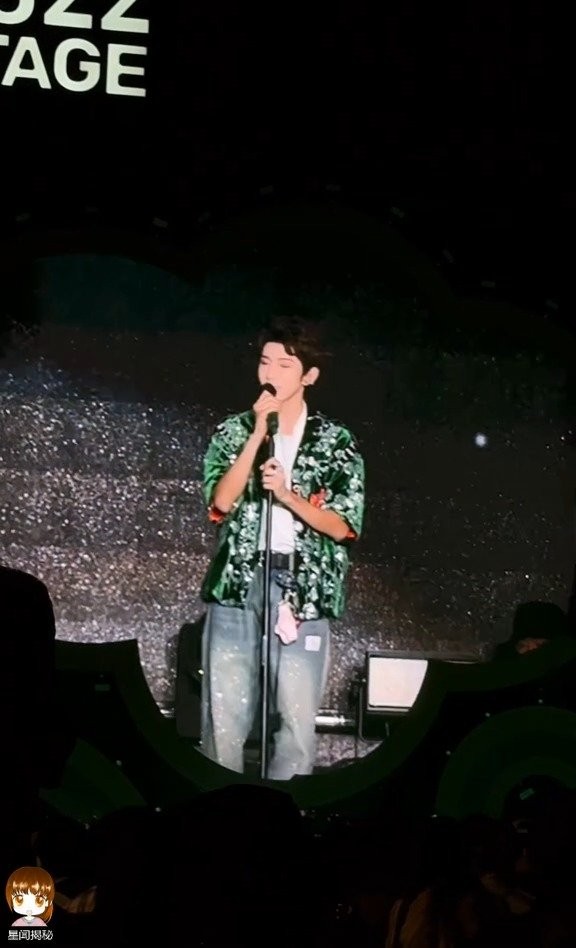 王源音乐节与粉丝共赏夕阳星空
