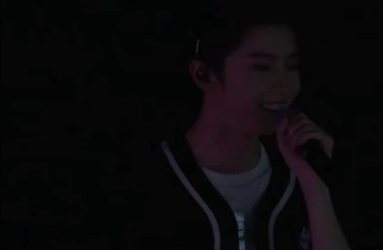 时代少年团舞台没电了 严浩翔说：没事我唱两句就有电了 就这么有松弛感如何呢