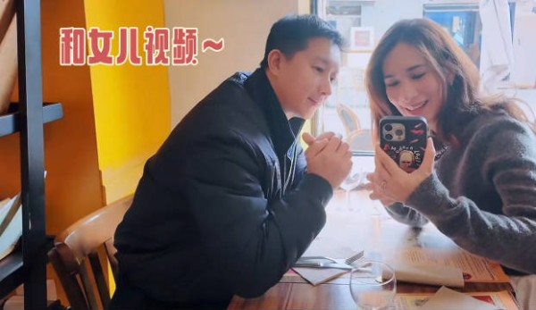 韩庚赶紧给女儿炫耀买了很多礼物～一家好甜