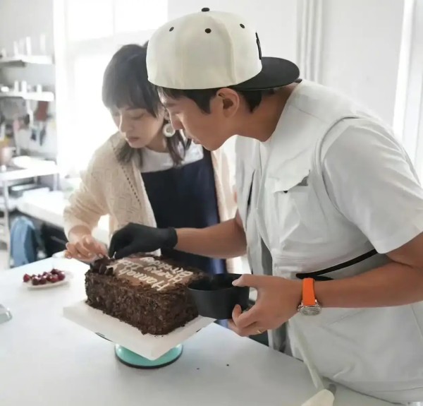 邓超孙俪亲手为小花做蛋糕 全家为女儿庆祝11岁生日