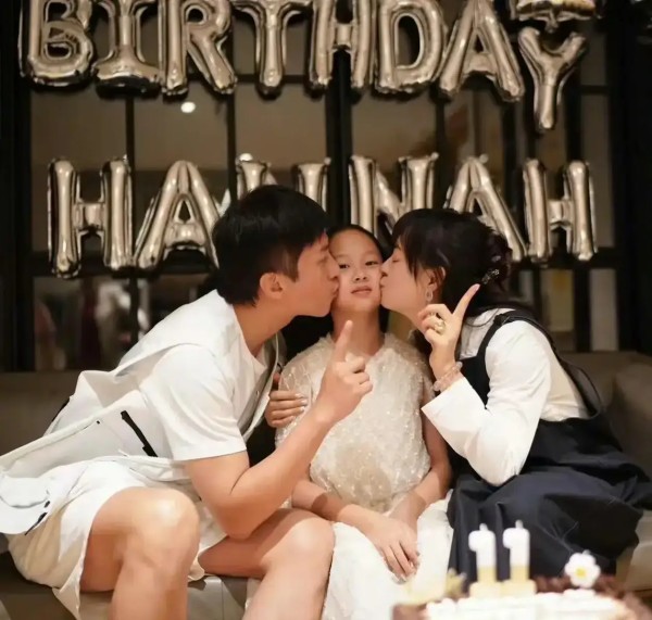 邓超孙俪亲手为小花做蛋糕 全家为女儿庆祝11岁生日