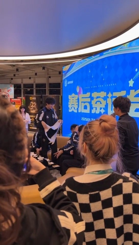 梦岚给皖皖颁奖 带上之后有粉丝说怎么好像公主王子