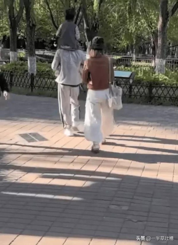 张歆艺袁弘带娃逛公园，袁弘扛娃超有爱，张歆艺状态也太好