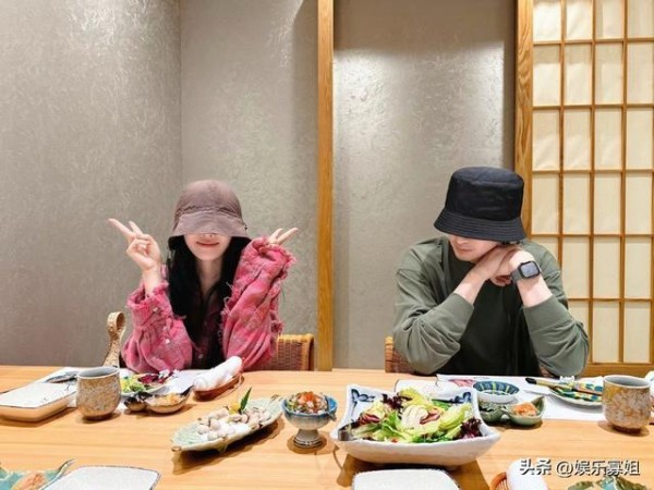 沈月晒与刘诗诗、张云龙聚餐合照，表示会一直盯着这个秉竹业游