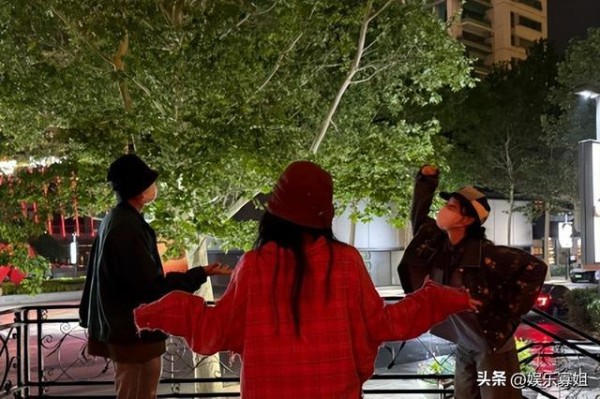 沈月晒与刘诗诗、张云龙聚餐合照，表示会一直盯着这个秉竹业游