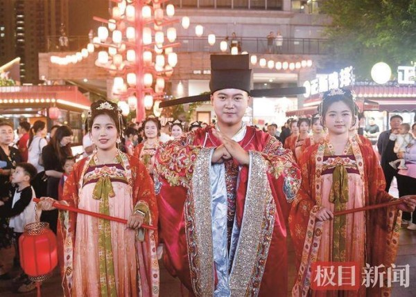 黄州古街宋式婚礼巡游喜洋洋