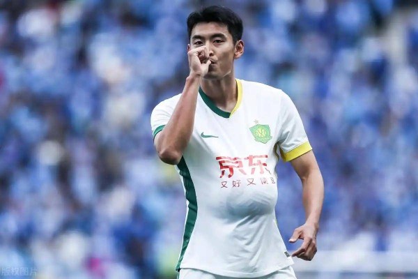 北京国安客场2:0大连英博！豪取四连胜，张玉宁错失点球