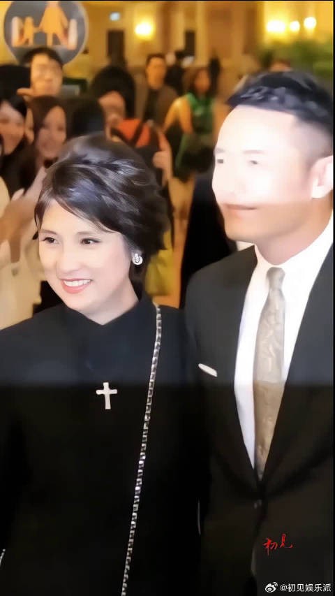 她俩因拍戏相识相恋，结婚三十多年，感情专一，从来没有绯闻
