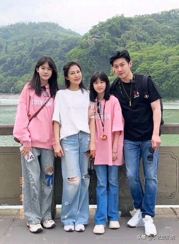 陆毅鲍蕾一家四口甜蜜出游，两个宝贝女儿颜值爆表，太可爱了