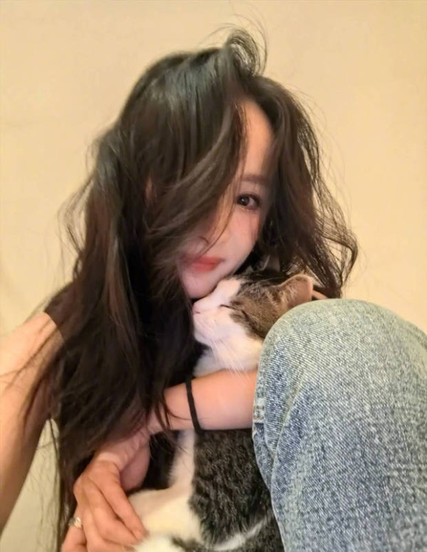 杨幂与小猫咪亲密贴贴的画面太养眼。