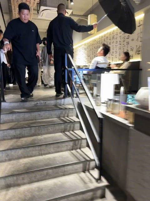 网友吃宵夜偶遇@赵露思的微博 ,露思还给粉丝们打招呼了,这也太让人羡慕了