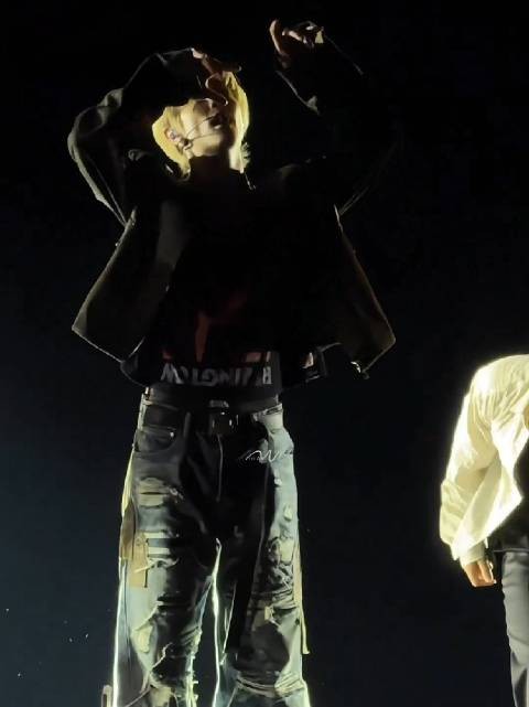 就是说看这张帅脸跳舞真的太治愈我了 怎么会这么帅… cr.logo