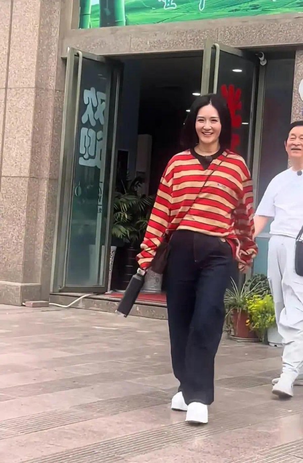 43岁谢娜近照曝光，和父母下小馆子，纯纯“厂妹风”穿搭土气朴素