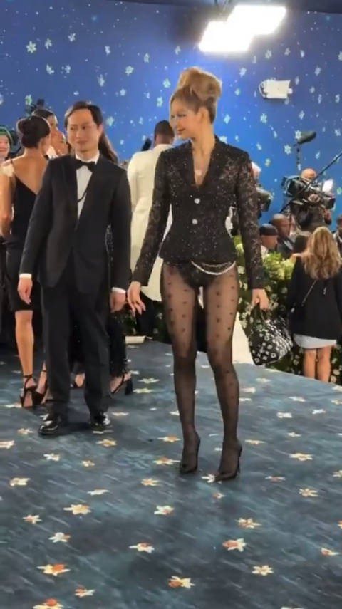 感觉lisa闯荡欧美后衣服越穿越少…下一步是不是要学侃爷的老婆