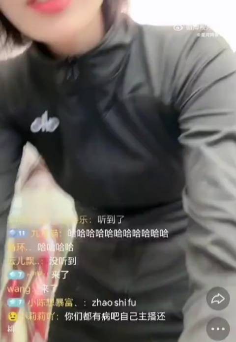 依月在红妹直播间说的不喜欢 粉丝说是直播效果