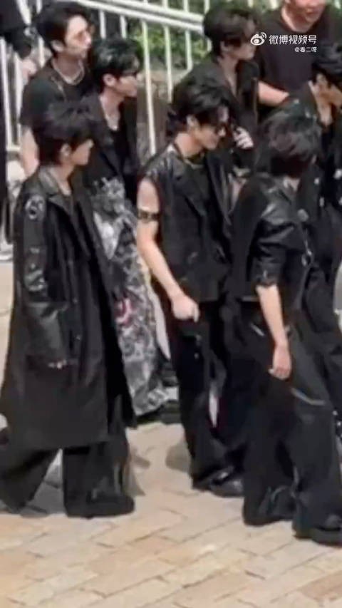 张真源这是我的西游录制路透️ 无袖臂环造型完美秀出肌肉线条 又A又酷