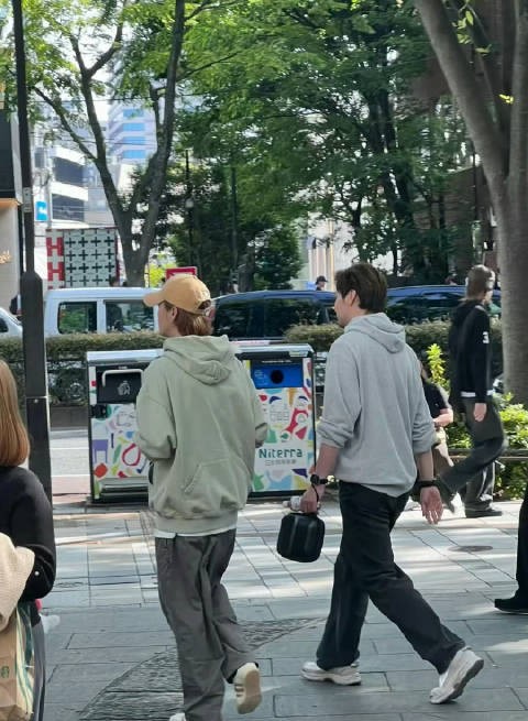 网友东京街头偶遇鹿晗,休闲装扮状态佳