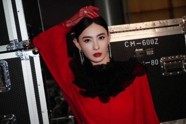 搜狐娱乐讯 5月8日，张柏芝一组美照释出，照片中她穿着大红色连衣裙搭配红色手套明艳贵气，盘发红唇成熟魅惑。