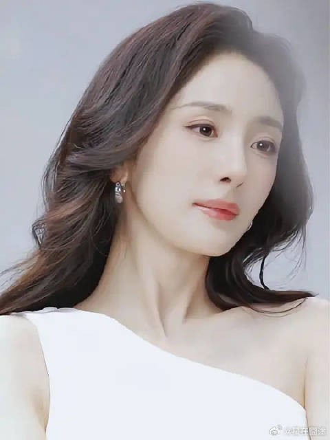 杨幂散发出迷人的魅力,大幂幂不愧是时尚女王,美出新高度!