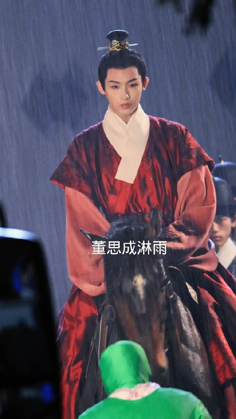 董思成骑马淋雨,看着好可怜!