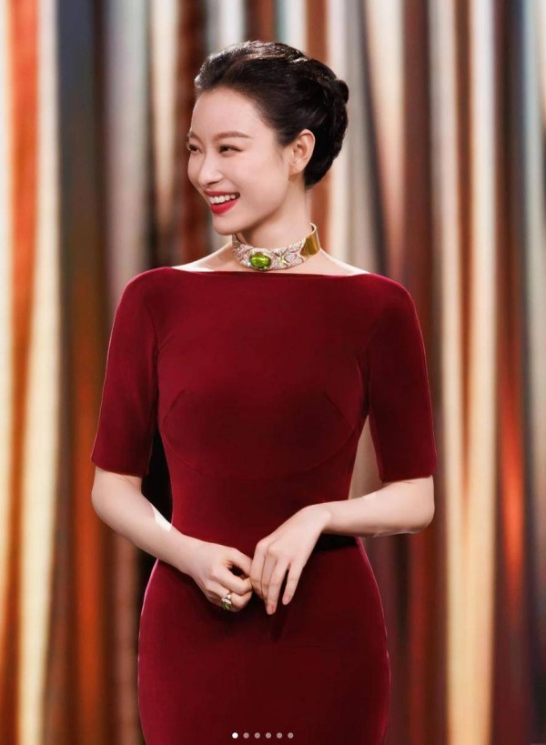 倪妮红毯生图惊艳亮相，肢体动作引热议，衣着与身形引发讨论
