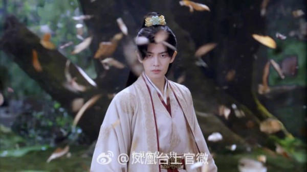 权欲纷纭千般险，一朝蛰伏壮志藏，双锋交映爱难逃，帝后相携经骇浪