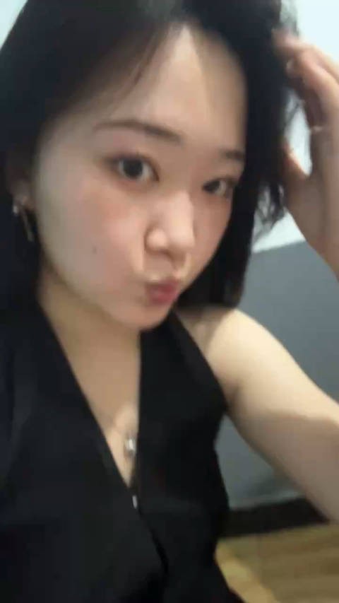昨天晚上蹦迪回到家已经快四点了睡了两个小时睡醒了 不管了先吃个李海龙