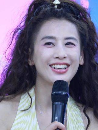 高清镜头下42岁的状态如何?她是女儿,也是妈妈 演员 明星