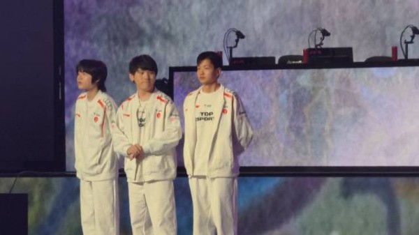 TES在北京主场带走胜利 奶油和观众们挥挥手