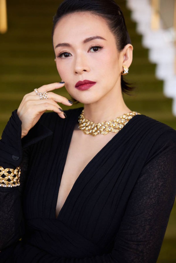 搜狐娱乐讯 5月11日，章子怡身穿深V黑裙出席活动，搭配纯金手镯和项链，美出新高度。