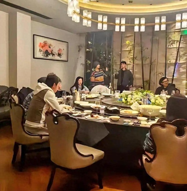 江疏影被曝密会导演！素颜状态引猜测：新剧要开拍？