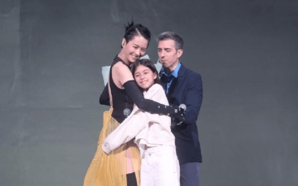 梁咏琪是压根不会老吗？穿棉裤现身挡不住好身材，混血女儿罕见露面