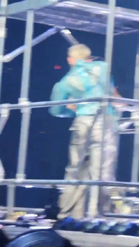水果姐演唱会亲吻道具致歉，贴心擦拭口水