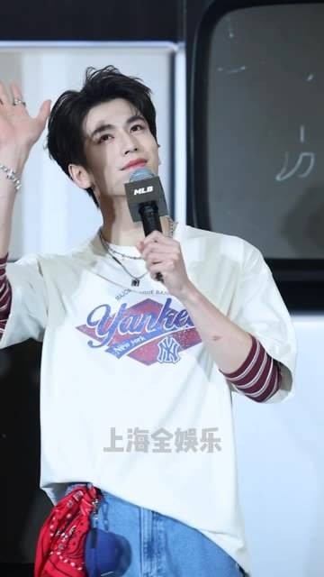 瞧,张凌赫来喽!真是帅气逼人!