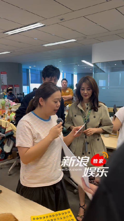 高圆圆张鲁一新浪扫楼,玩从“6中找8”游戏,圆圆姐好眼力!