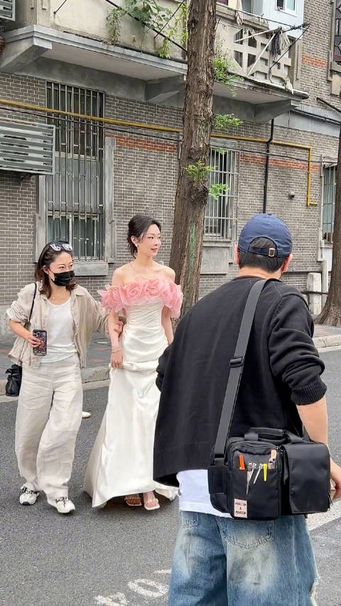 这个穿花朵裙的宋轶太美了