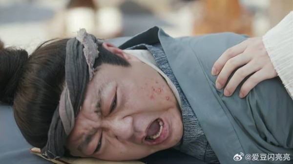 莲花给屠夫看病,一看他腰上的痕迹,秒懂和王寡妇有一腿