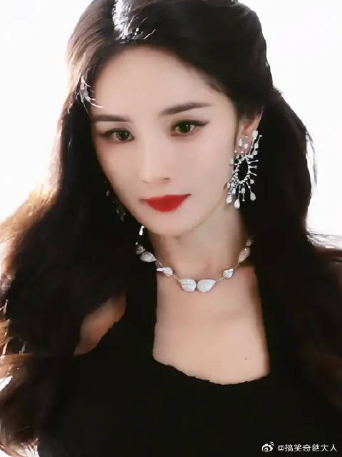 杨幂黑色吊带裙，卷发红唇化身港风女神，美丽动人！