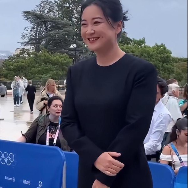 贾玲又瘦成了一道闪电，网友留言：期待《转念花开》再成票房冠军