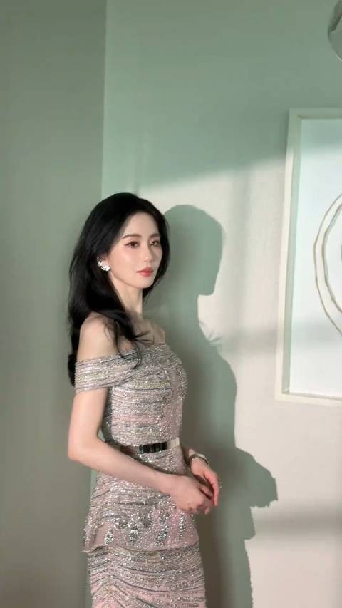 刘诗诗粉色裙装夏日美拍展现独特气质