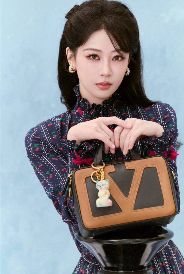 杨紫樱桃碎花裙甜妹出击！微卷发型解锁复古温柔