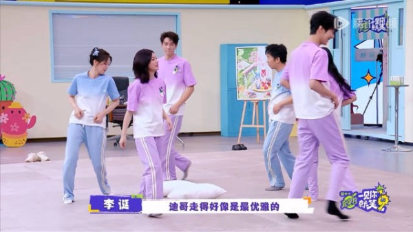 周柯宇模仿他人走路动作引热议