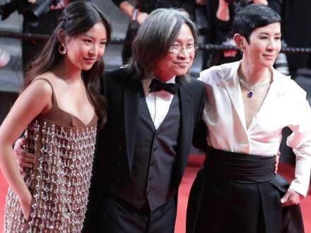 陈可辛吴君如携女亮相戛纳红毯
