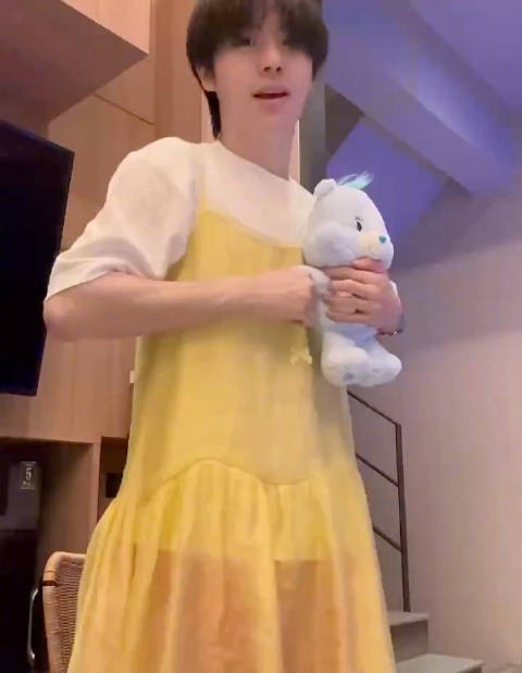 黄誉博作为歌手,舞台上唱歌时魅力四射