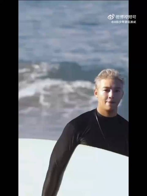 伍嘉成巴厘岛晒腹肌视频引热议