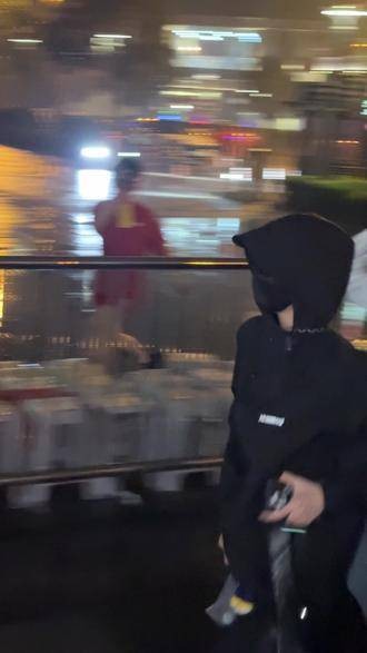 张予曦到达现场,果然一眼就被认出,姐姐要早点休息哦