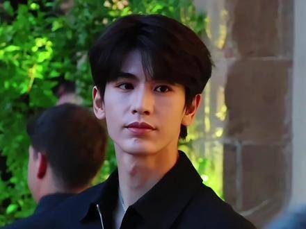 人群里的潇洒公子不过如此 内娱男明星颜值不是说说而已