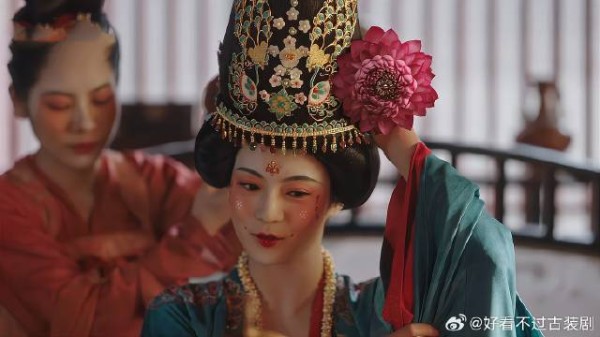 县主跟刘畅大婚,不料头上插的花,竟是出自牡丹之手!