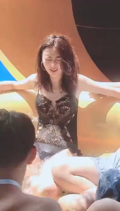 玩水上项目,表情不太对劲