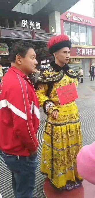 看了一下明星的蜡像，吴奇隆的比真人还要帅气，而鹿晗的却难以辨认！
